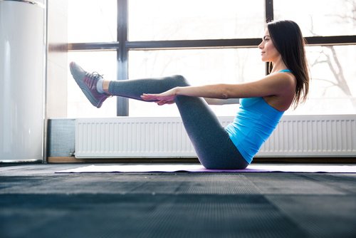 6 exercices pour brûler la graisse de l'abdomen chez soi : abdominaux en V