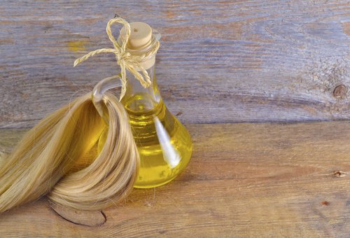 De l'huile d'olive pour les cheveux.