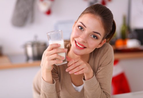femme avec un verre d'eau de riz