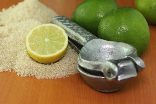 Le citron contre les ongles fragiles.