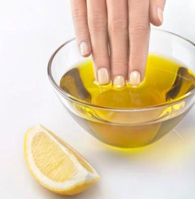 L'huile d'olive contre les ongles fragiles.