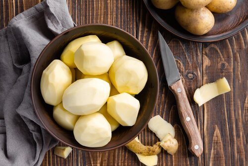 Jus-de-pommes-de-terre-pour-les-cheveux-500x334