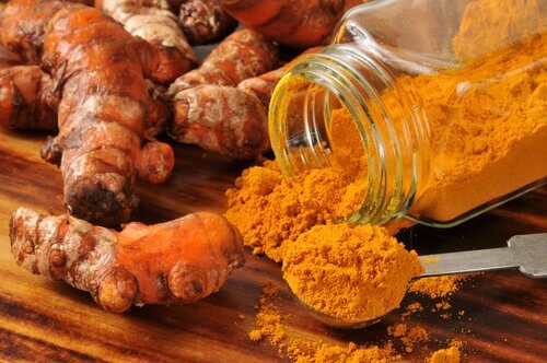 Remède antibiotique au curcuma et au miel.