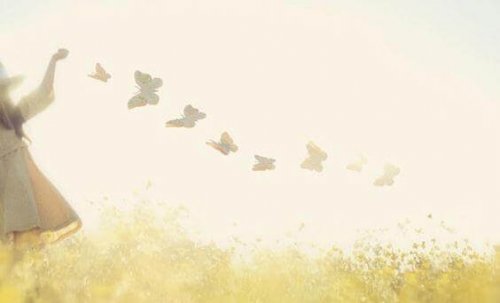 enfant papillons liberté