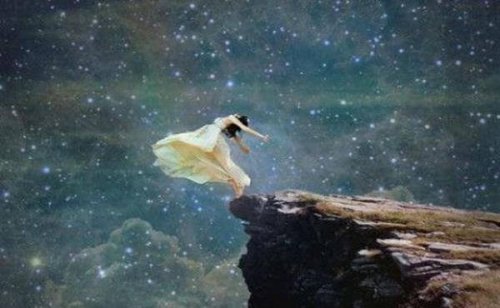 Femme au bord d'une falaise