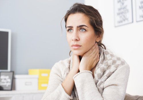 6 causes potentielles des douleurs au cou : facteurs émotionnels
