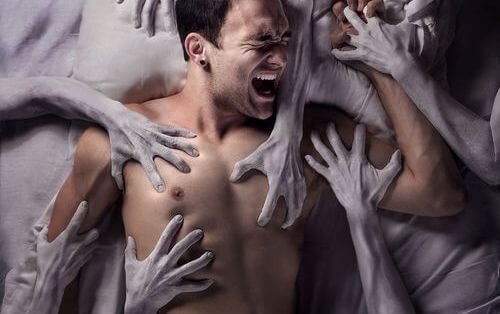homme-attrape-par-des-mains-1-500x314