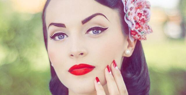 souligner les yeux dans un style pin-up