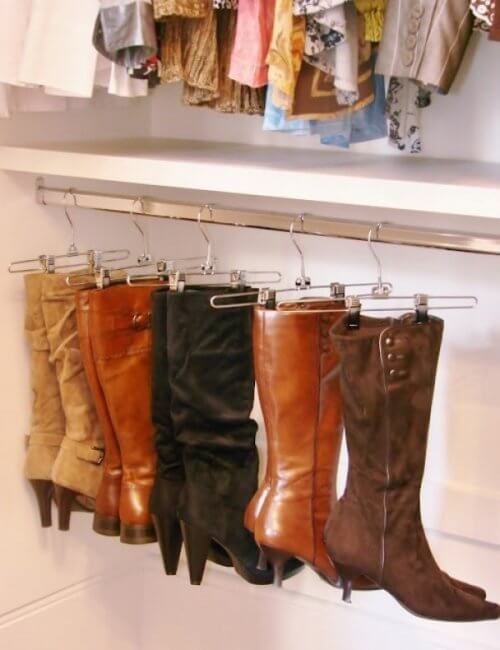 Les bottes dans votre armoire.