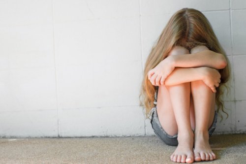 petite-fille-seule-710x473-500x333