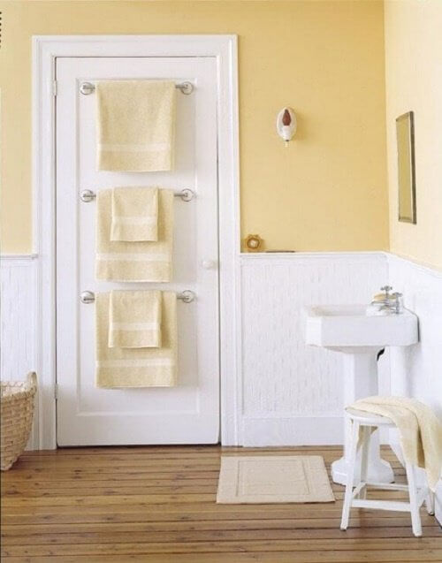  portes-serviettes sur la porte des salles de bain