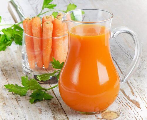 Le jus de carotte est riche en vitamines.