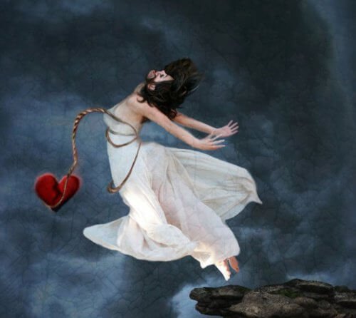 Femme qui se jette d'une falaise