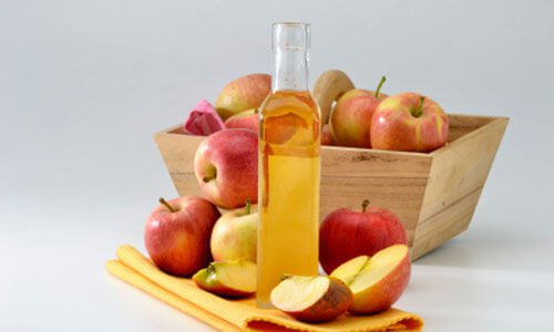 Bienfaits-du-vinaigre-de-pomme-pour-les-cheveux