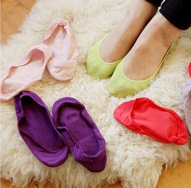 Les chaussettes dans les chaussures.