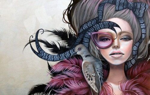 Femme avec un oiseau sur l'épaule