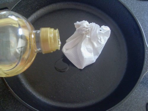 Garder les poêles humides.