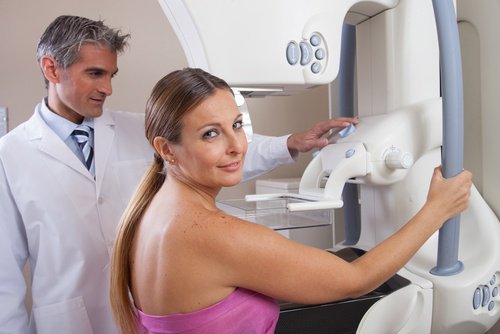 première mammographie : vous sentirez une compression désagréable