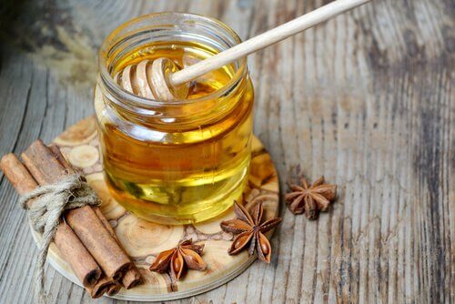 Eau tiède au miel : une grande aide pour la perte de poids.