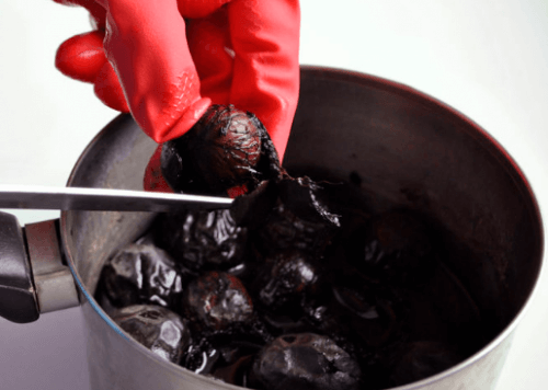 Noix pour teindre les cheveux blancs.