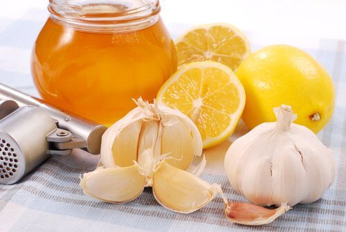 remède avec de l'ail, citron et miel 