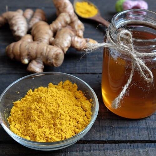 Apprenez à préparer le remède du curcuma au miel.