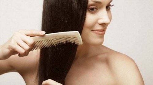 7 astuces pour prévenir la chute des cheveux : coiffez-vous tous les jours