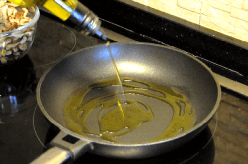 L'huile d'olive pour les poêles.