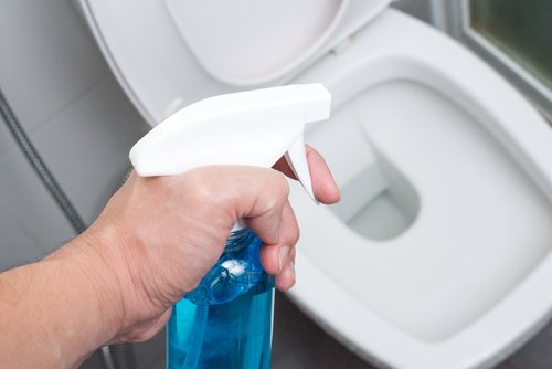 Comment désodoriser la salle de bain avec des ingrédients économiques et naturels ?