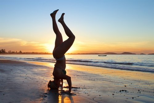 7 astuces pour prévenir la chute des cheveux : tenez-vous la tête en bas