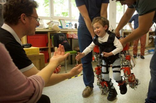 Cet exosquelette permet à des enfants paraplégiques de marcher à nouveau