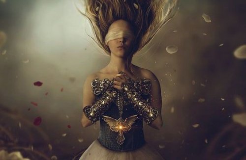 femme avec les yeux couvert