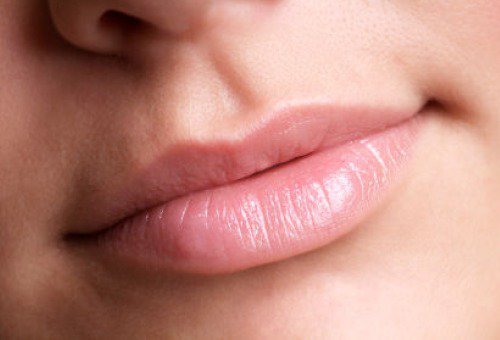 Pour vos lèvres, optez pour une couleur chair ou pour un gloss.