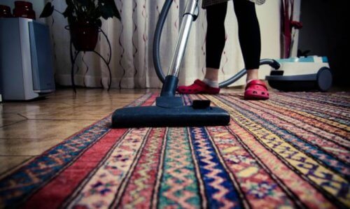 Surveillez vos tapis et moquettes pour éviter les mauvaises odeurs.