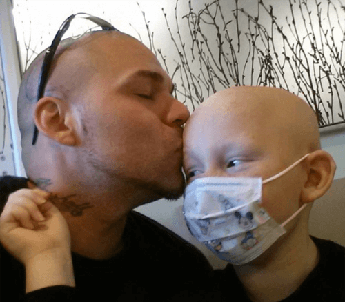 Gabriel et son père pendant la phase de traitement du cancer.