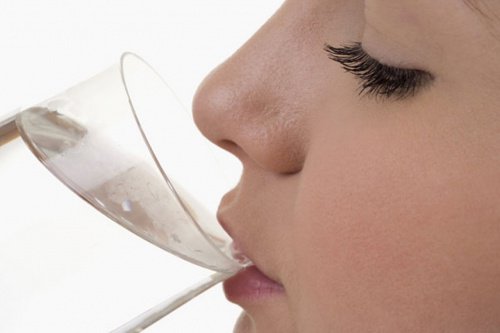 8 signes du corps qui se manifestent lorsqu'on ne boit pas suffisamment