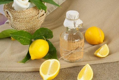 Le jus de citron pour nettoyer les rideaux de douche.