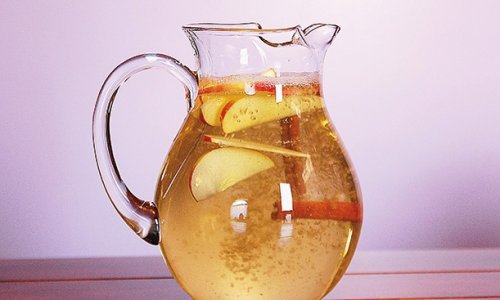 L'eau à la cannelle, à la pomme et au citron pour perdre du poids. Excellent !