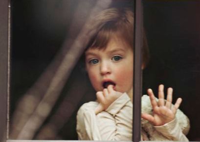 enfant-devant-la-fenetre