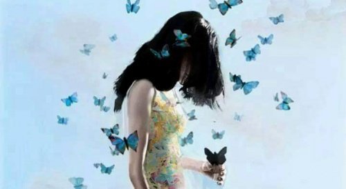 Femme-et-papillons-500x274