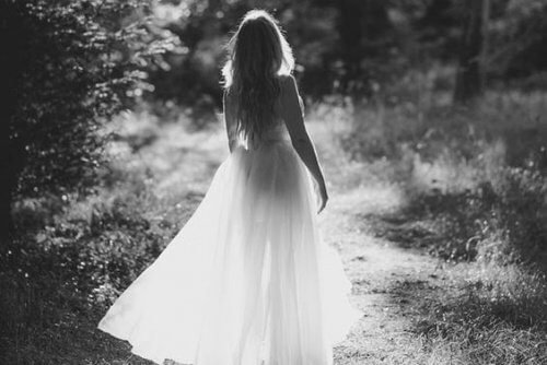 femme-se-promenant-500x334