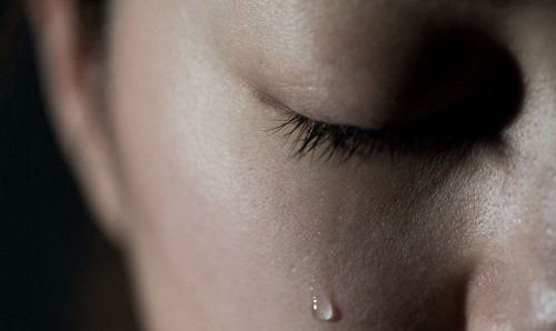 La tristesse et l'envie de pleurer.