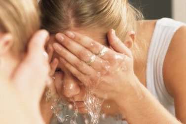 8 erreurs au moment de se laver le visage