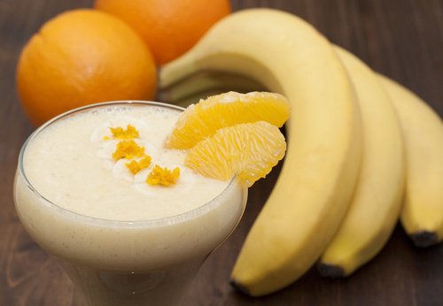 smoothie à la banane et à l'orange