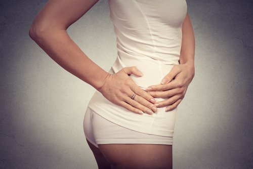 Le fait de manger trop vite est une des causes du ventre gonflé.