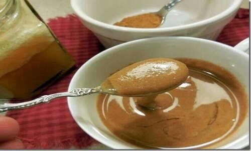 Le miel biologique dans un smoothie pour lutter contre l'insomnie.