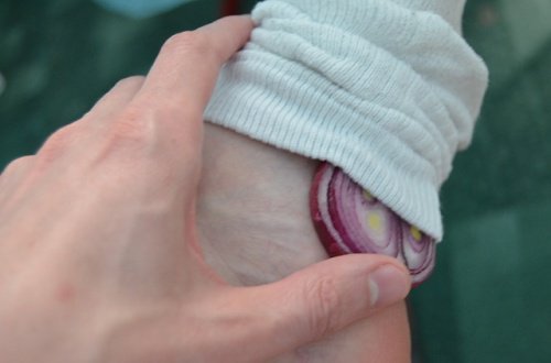 Comment dormir avec un oignon sur les pieds.