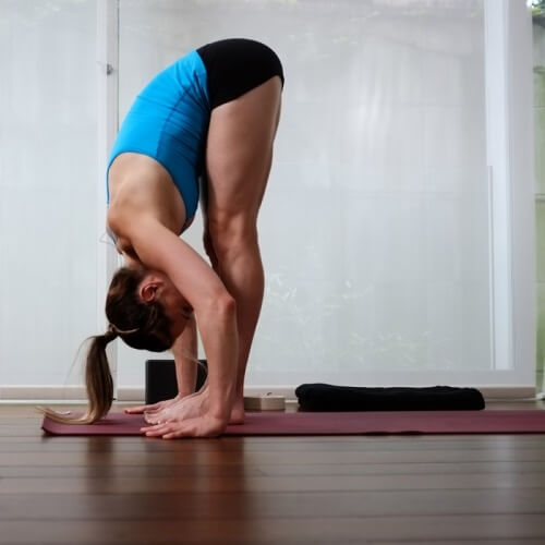5 postures de yoga contre le stress et l'anxiété : uttanasana