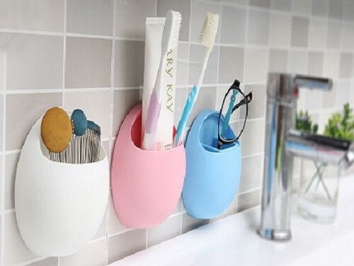 brosse a dents dans une salle de bains 