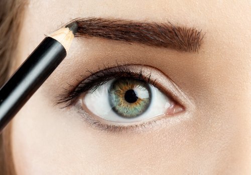 Une bonne épilation pour des sourcils peu épais.